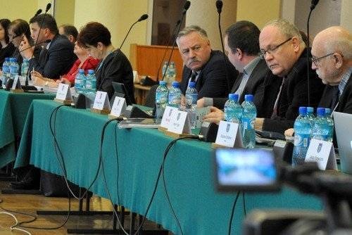 KONTROWERSJE. Czy potrzebujemy ograniczenia liczby kadencji w samorządzie?
