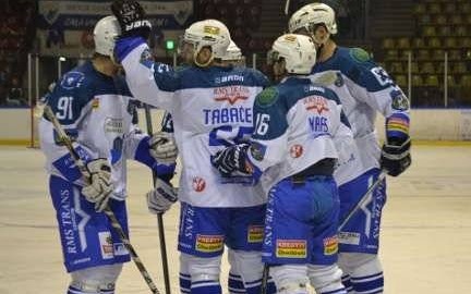 HOKEJ NA LODZIE. Oświęcimianie trenowali nad Brynicą, czyli coś tu nie gra...