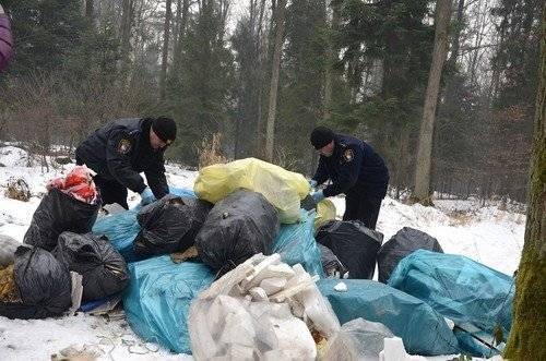 KĘTY. Zrobił remont tanim kosztem. Zużyte materiały wyrzucił do lasu. Straż Miejska szuka winnego