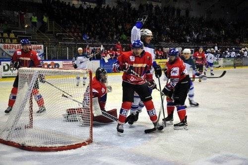 HOKEJ NA LODZIE. Oświęcimianie skuteczniejsi w karnych. Dziś rewanż w Bytomiu