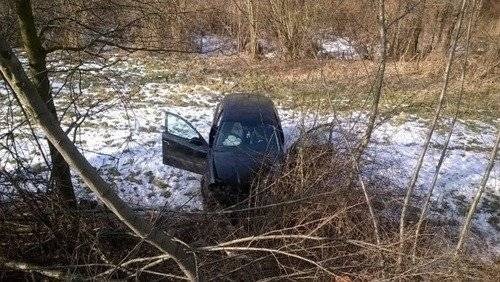 GRODZISKO. 20-latka zjechała autem z kilkumetrowej skarpy