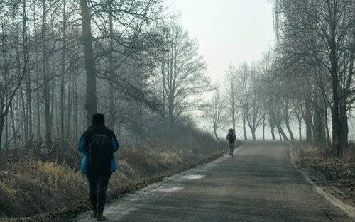 PORĘBA WIELKA. Ciemno na niebezpiecznym odcinku drogi. Piesi muszą się mieć na baczności - ZDJĘCIA