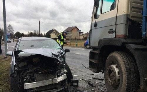 WŁOSIENICA. Wypadek na Długiej. Zderzyła się ciężarówka z osobówką. Kobieta zabrana do szpitala - ZDJĘCIA