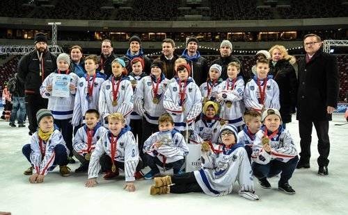 HOKEJ NA LODZIE. Młodzi oświęcimianie na "Narodowym" w stolicy