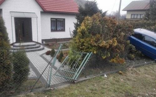BULOWICE. Zaparkował na cudzej posesji - ZDJĘCIA