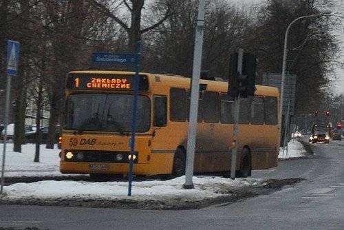 OŚWIĘCIM. Naklejki w autobusach sposobem na powrót dobrych manier?