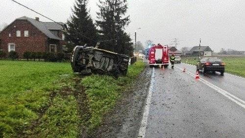OŚWIĘCIM. Skasował słup i przewrócił się na bok. Kierowca trafił do szpitala