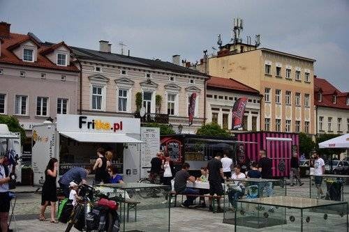 OŚWIĘCIM. Food truck'i stanęły na oświęcimskim rynku. Było smacznie! - ZDJĘCIA