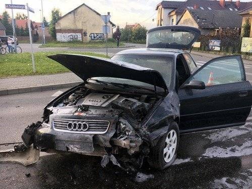 KĘTY. Zderzenie na Sobieskiego. Kobieta i jej 4-letni syn trafili do szpitala - ZDJĘCIA