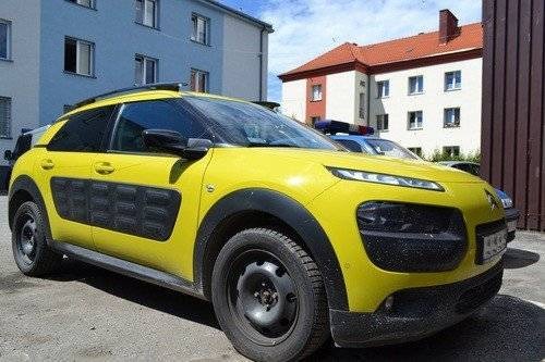 POWIAT. Nie spłacali rat za samochody. Policjanci odzyskali auta warte 350 tys. złotych - ZDJĘCIA