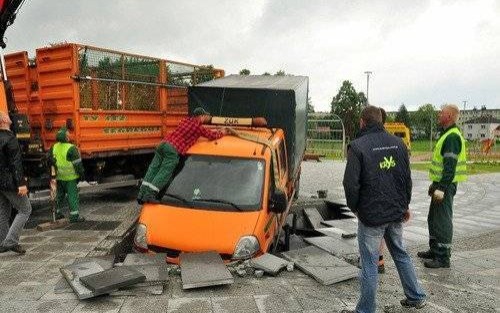 OŚWIĘCIM. Kierowca ZUK zniszczył fontannę i uszkodził samochód. Wiceprezydent i Zarząd Spółki przepraszają mieszkańców – ZDJĘCIA