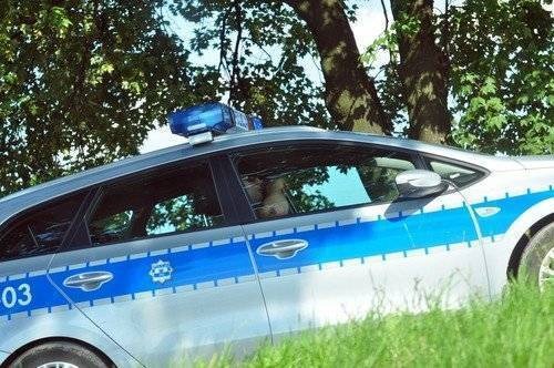 HARMĘŻE. Pijany kierowca volkswagena uderzył w drzewo