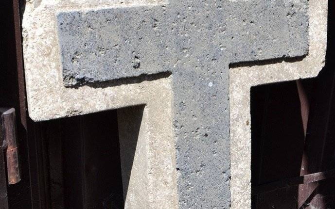 OŚWIĘCIM. Cmentarny krzyż w wiacie przystankowej