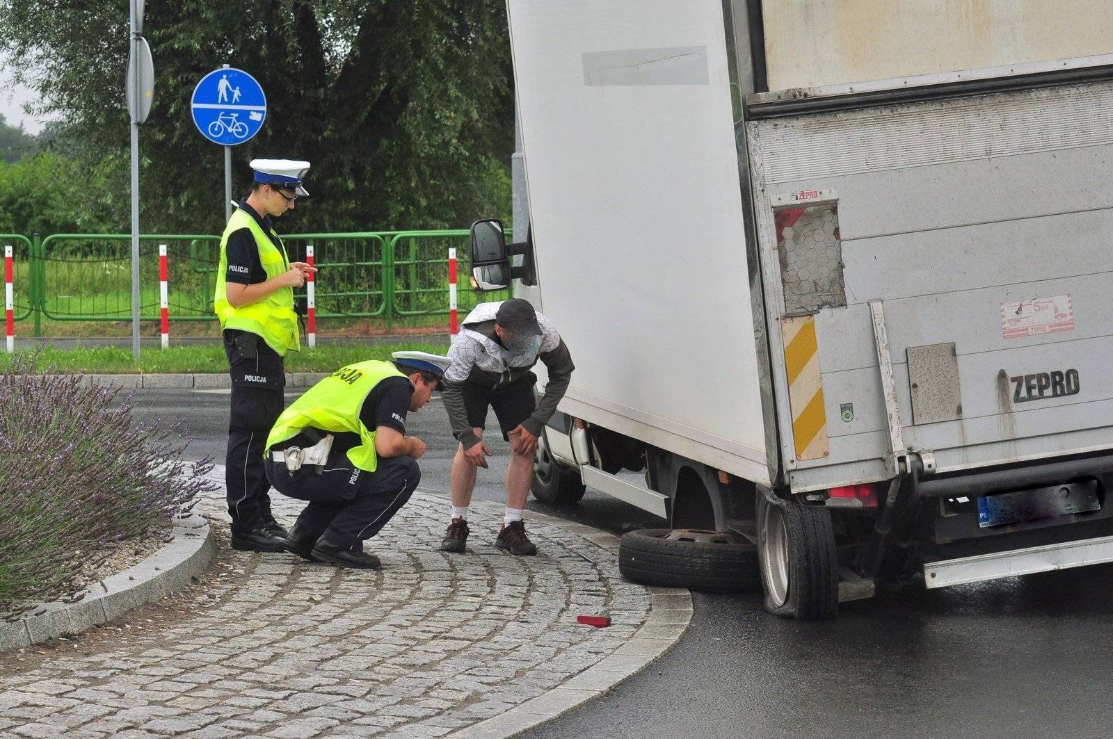 OŚWIĘCIM. Z iveca odpadło koło. Kierowcy stali w ogromnym korku