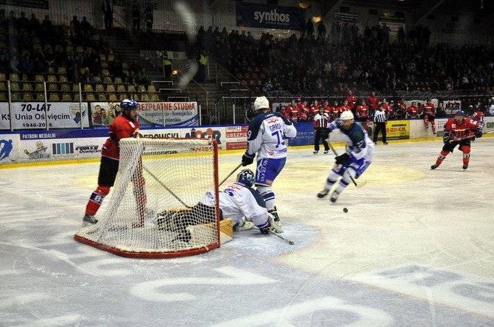 HOKEJ NA LODZIE. Kup karnet w biało-niebieskim kolorze!