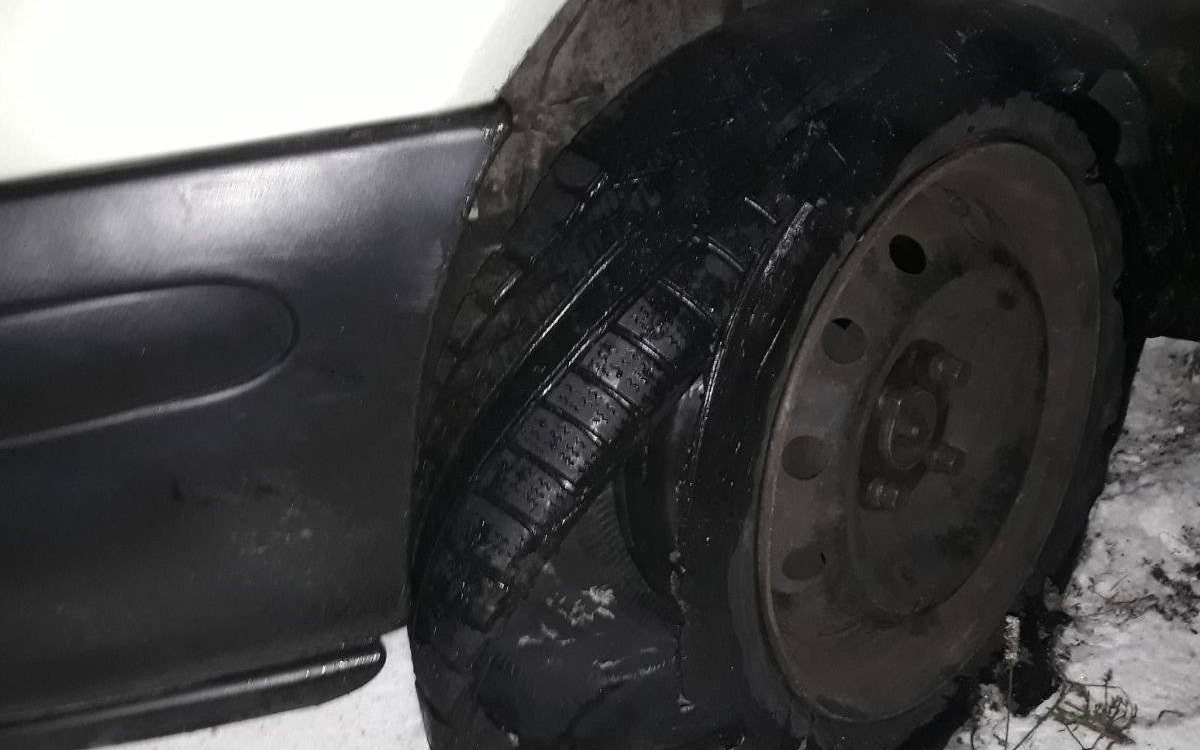 GROJEC. Jechał slalomem z uszkodzą oponą. Był pijany.