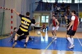 PIŁKA NOŻNA. Antidotum na czele