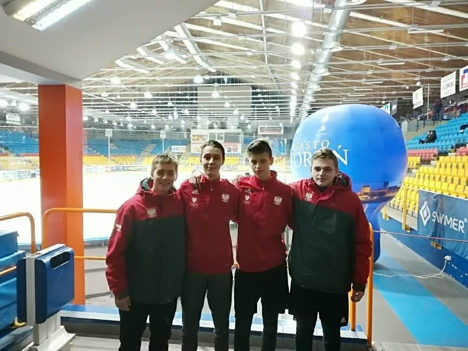 HOKEJ NA LODZIE. Oświęcimianie z "Orzełkiem" na piersiach