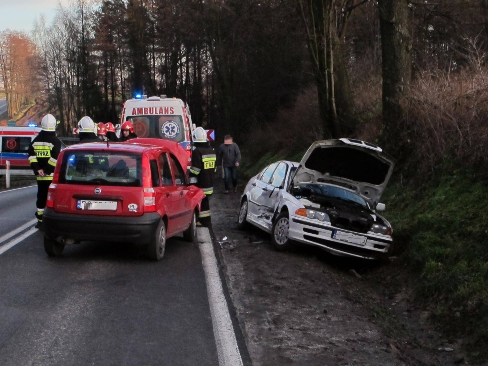 WŁOSIENICA. Na krajówce bmw uderzyło w fiata. Dwie osoby trafiły do szpitala