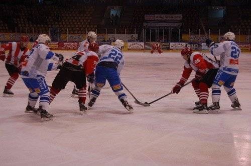HOKEJ NA LODZIE. Obrońcy tytułu na kolanach!
