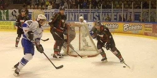 HOKEJ NA LODZIE. Hit z Tychami z akcją Teddy Bear Toss