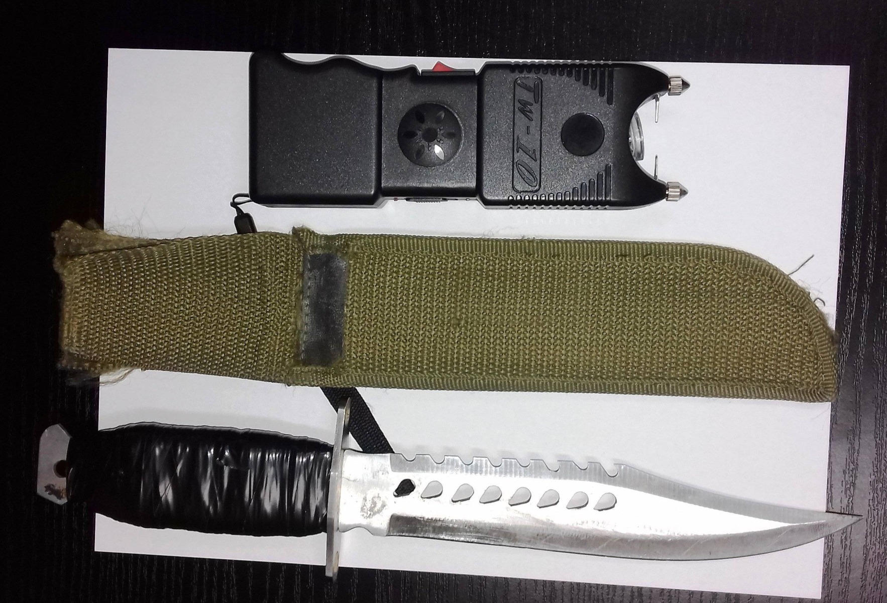 OŚWIĘCIM. Piórnik, zeszyty, książki, ...paralizator i nóż