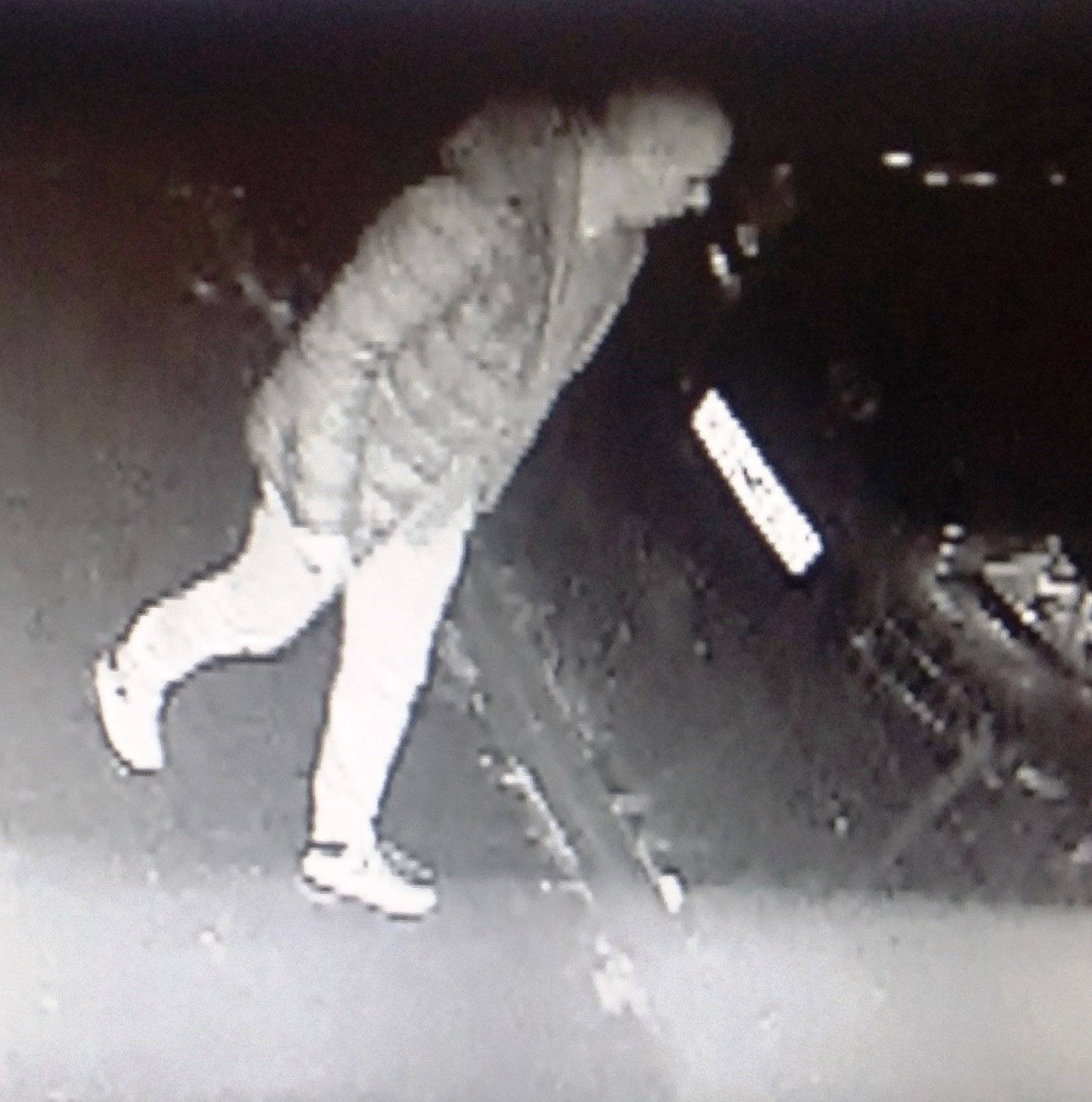 KĘTY. Kto rozpoznaje mężczyznę na zdjęciach z monitoringu?