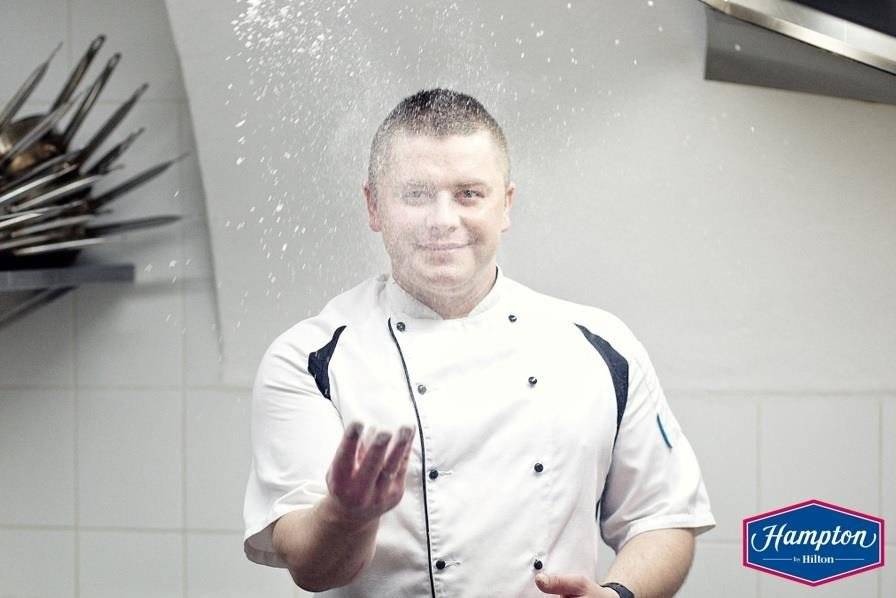 OŚWIĘCIM. Hilton ma już swojego kucharza. Świetnie gotuje, hoduje warzywa i fotografuje