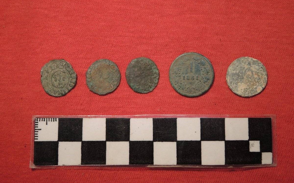 OŚWIĘCIM. Drążąc pod zamkowym wzgórzem znaleziono stare monety. W tym jedną fałszywkę