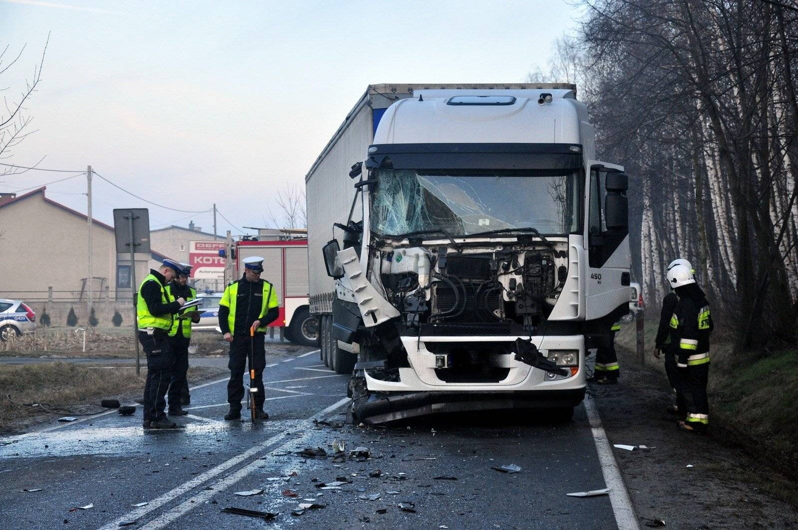 WŁOSIENICA. Poważne zderzenie busa z samochodem ciężarowym. Mogło dojść do tragedii