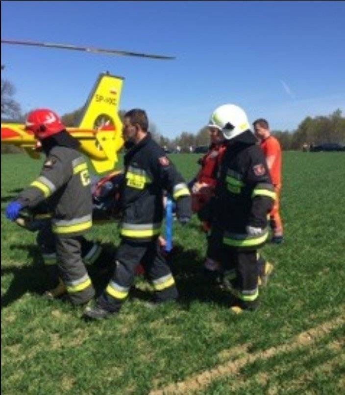 GŁĘBOWICE. Motocyklista wylądował na polu. Przyleciało po niego pogotowie lotnicze