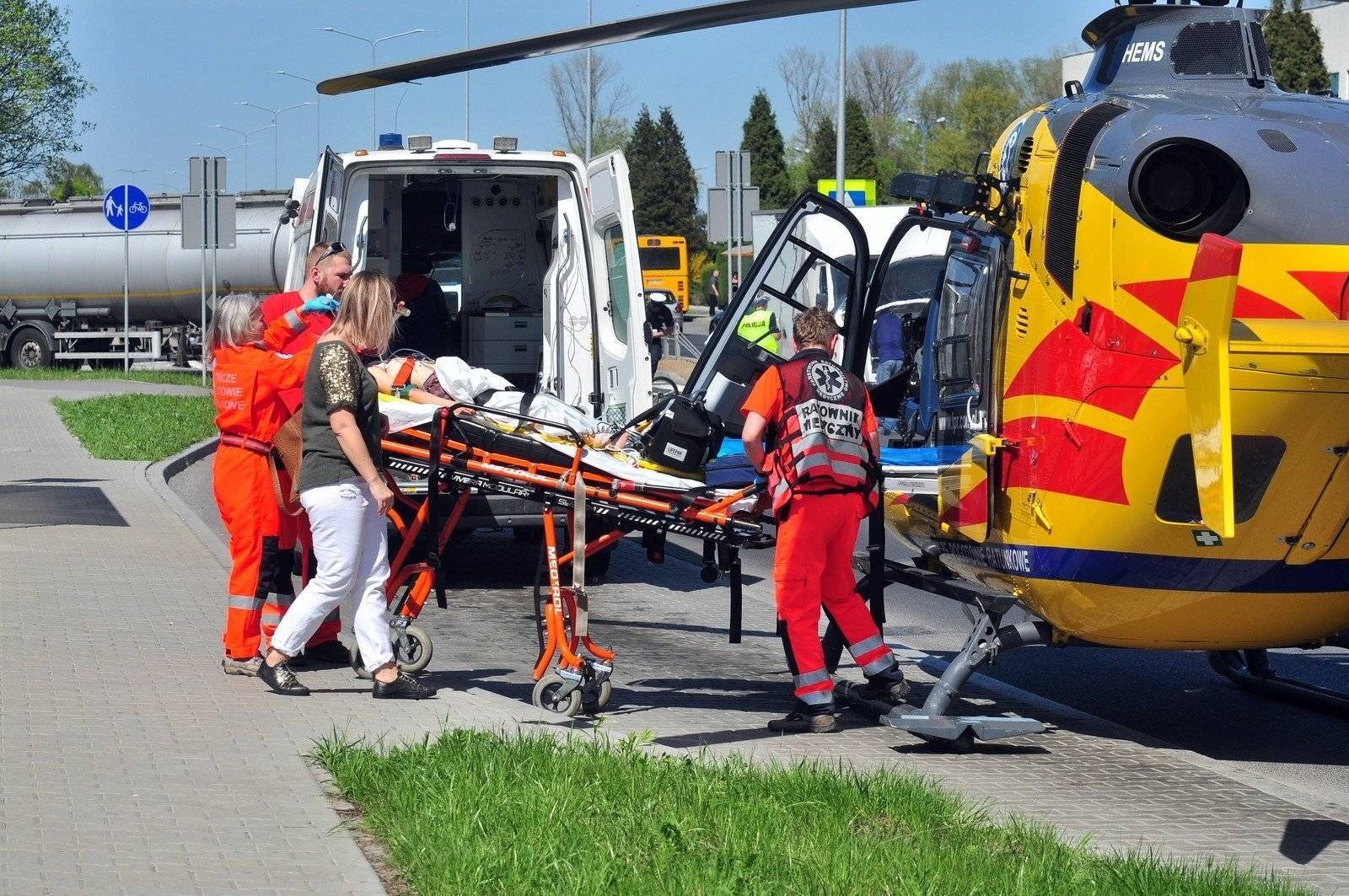 OŚWIĘCIM. Mała rowerzystka ranna w wypadku. Helikopter lądował na dwupasmówce