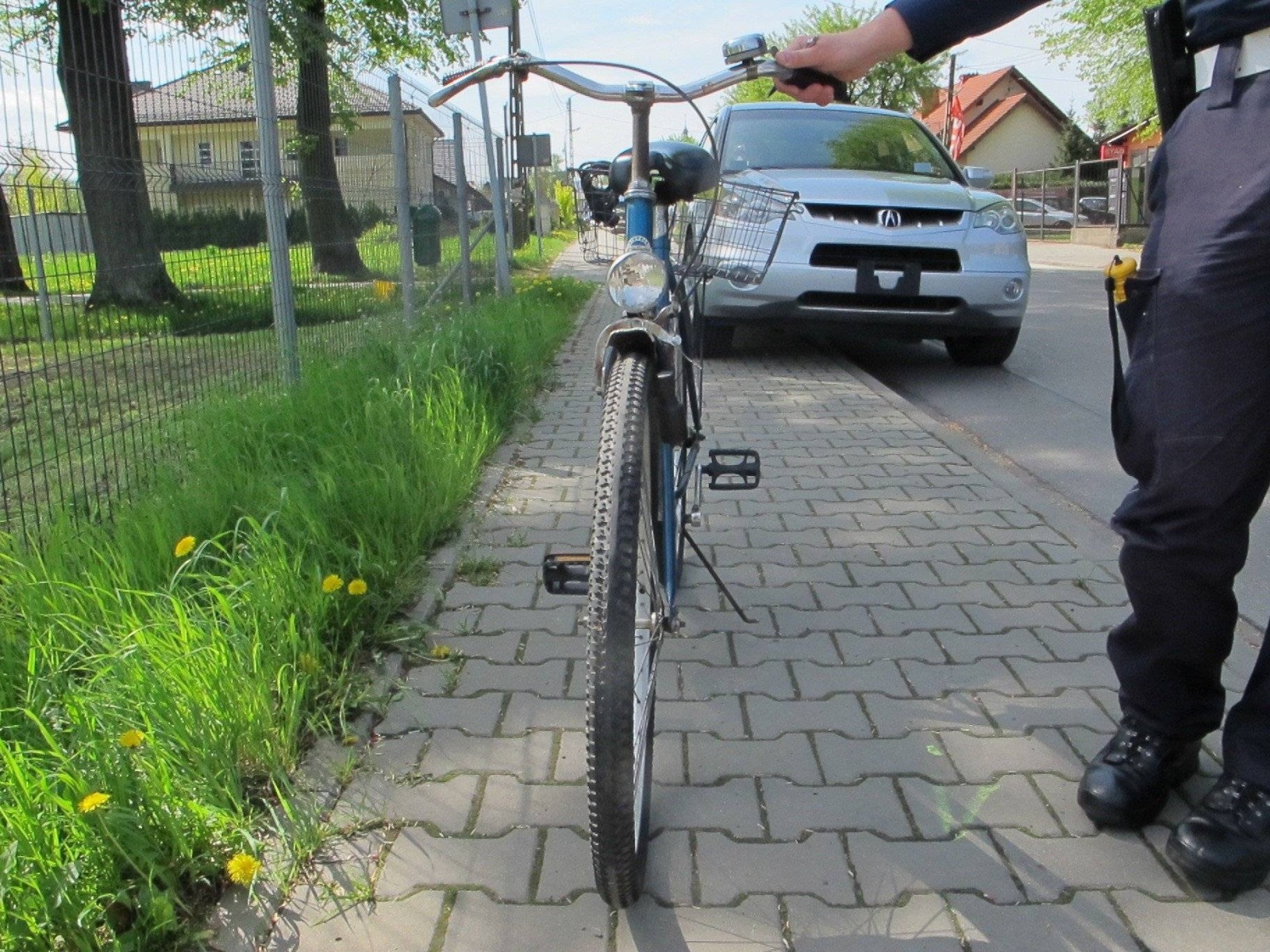 KĘTY. Przejeżdżała na rowerze przez przejście dla pieszych. Potrącił ją samochód