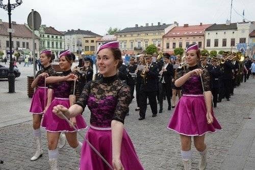 OŚWIĘCIM. Ponieś z harcerzami 20-metrową biało-czerwoną flagę