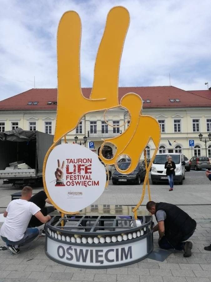 OŚWIĘCIM. Olbrzymia dłoń w centrum miasta
