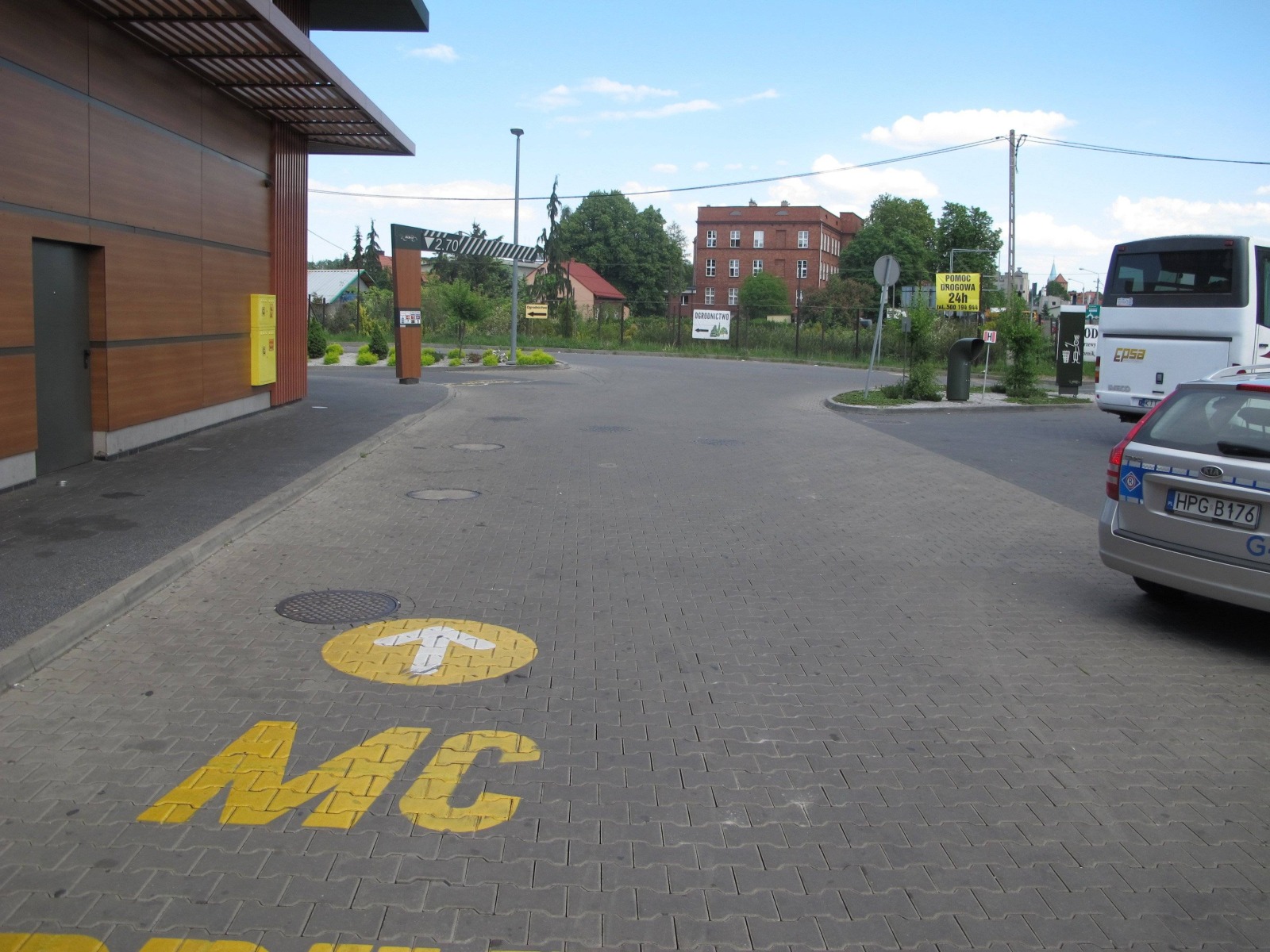 OŚWIĘCIM. W(y)biegła pod samochód