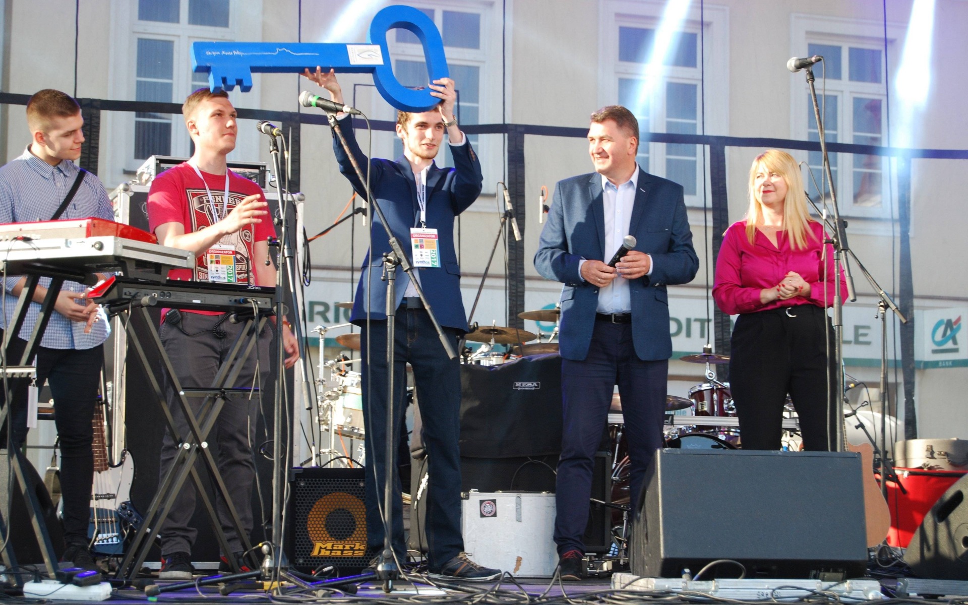 OŚWIĘCIM. Studenci się bawią. Rynek Główny zamknięty dla ruchu samochodowego