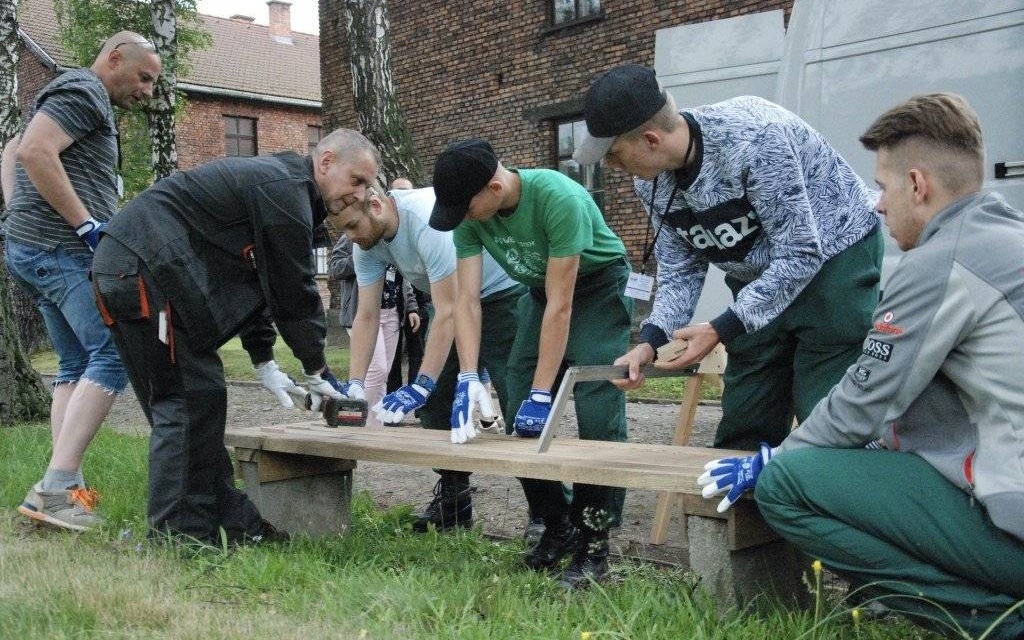 MUZEUM AUSCHWITZ. Niepełnosprawni stolarze wykonali ławki w alei brzóz