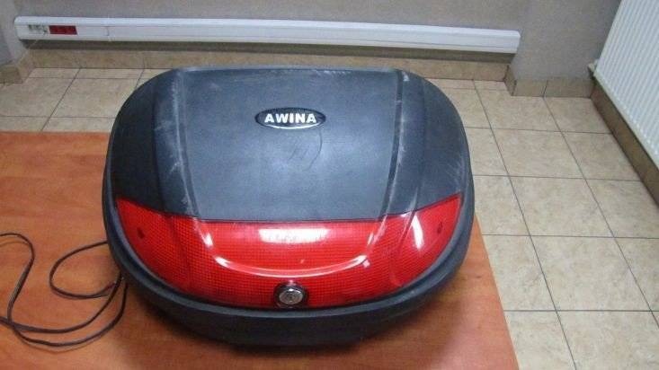 KĘTY. Kufer spadł z motocykla. Zguba czeka na właściciela w komisariacie