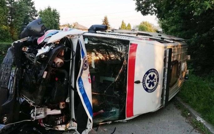 GROJEC. Wypadek karetki na ul. Beskidzkiej. W szpitalu załoga pogotowia i kierowca osobówki