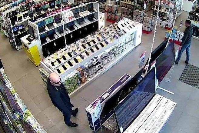 OŚWIĘCIM. Wynieśli 55-calowy telewizor. Poznajesz ich?