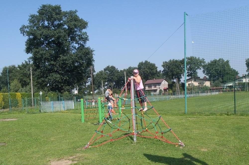 SKIDZIŃ. Pajęczyna i bunkier na placu zabaw