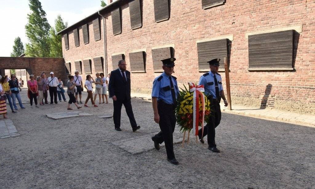 MUZEUM AUSCHWITZ. Z ulic walczącej Warszawy do KL Auschwitz