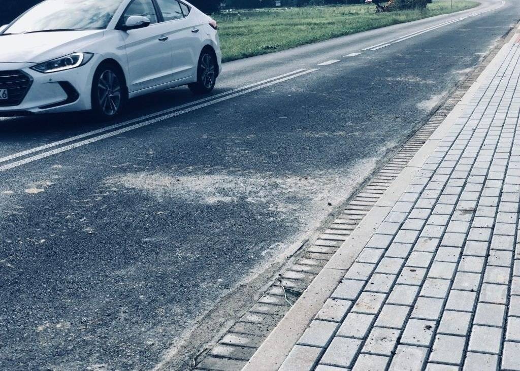 WILCZKOWICE. Chodnik przy drodze powiatowej