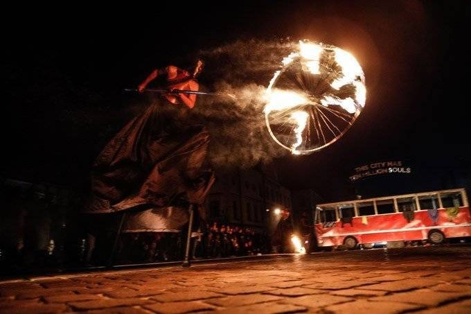 OŚWIĘCIM. Wernisaż i spektal plenerowy na terenie MDSM