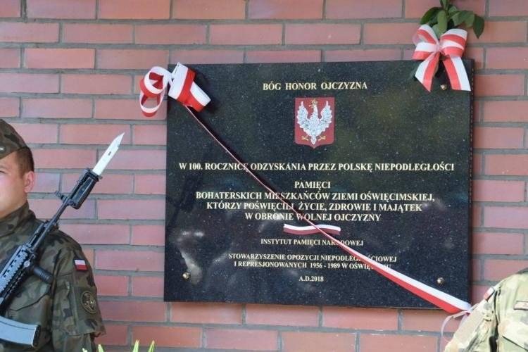 OŚWIĘCIM. "Niepodległa 2018". Odsłonięcie tablicy i honory dla zasłużonych