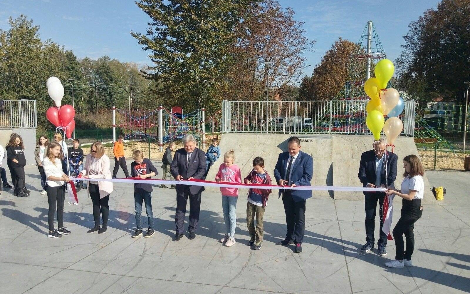CHEŁMEK. Otwarcie skate parku. Wstęga i popisy deskorolkarzy