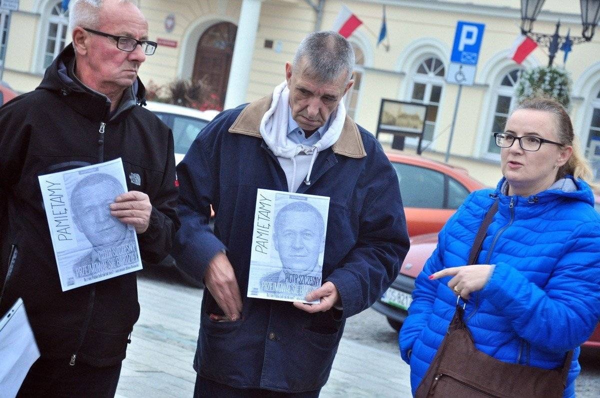 OŚWIĘCIM. Zapalili znicze w pierwszą rocznicę samospalenia śp. Piotra Szczęsnego