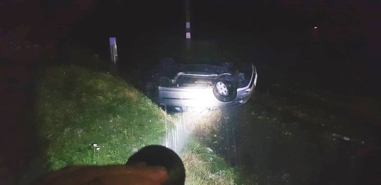 KĘTY. Dachował na torowisku