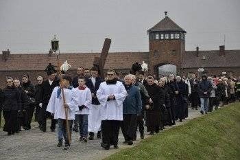 BRZEZINKA. Droga Krzyżowa pośród obozowych baraków